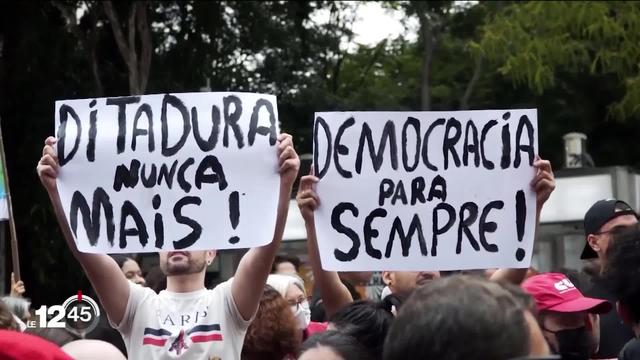 Au lendemain des attaques des Bolsonaristes, des milliers de Brésiliens se sont rassemblés pour soutenir la démocratie