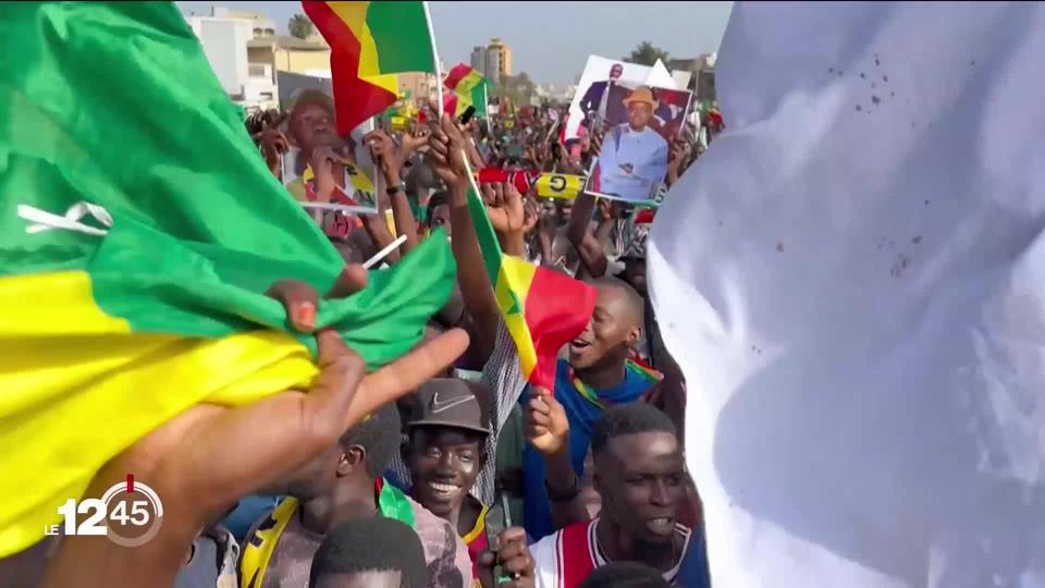 Des milliers de Sénégalais se sont rassemblés vendredi à Dakar pour protester contre l'éventualité d'un troisième mandat du président Macky Sall