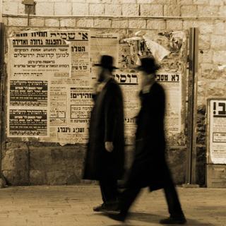 Des juifs hassidiques marchant devant des panneaux de propagande [Depositphotos - Paulprescott]