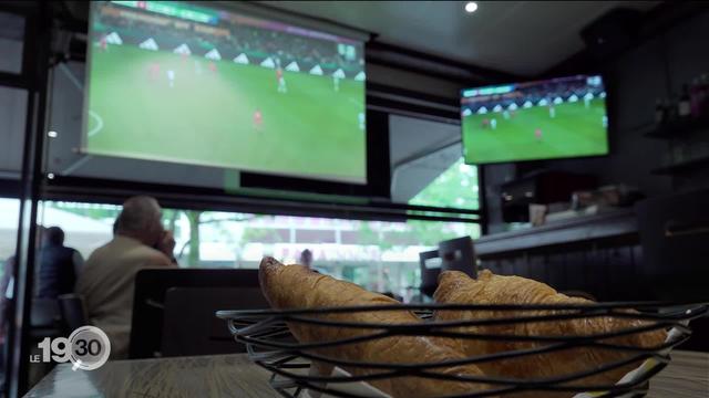 La qualification de l’équipe de Suisse féminine de football a suscité l’enthousiasme dans les cafés romands. Reportage à Sion