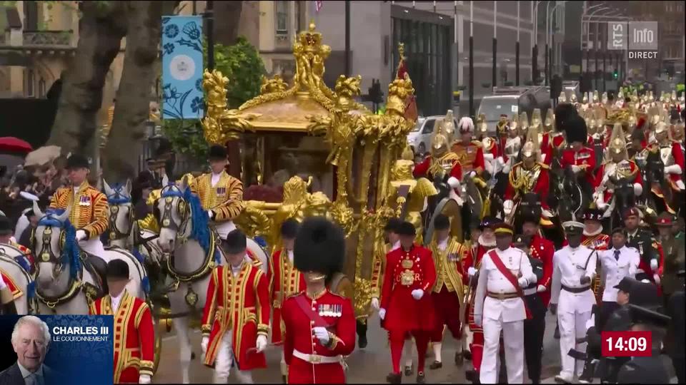 Le roi Charles III et la reine consor Camilla regagnent Buckingam Palace.