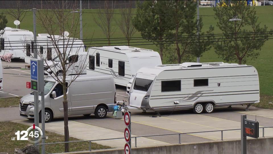 À Bienne des caravanes de gens du voyage occupe illégalement le parking de la patinoire.