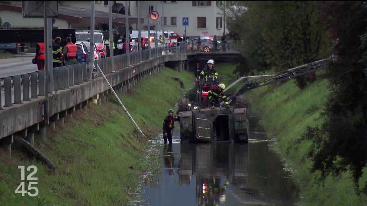 Un char de l'armée suisse finit sa course dans un ruisseau à Fully (VS). Trois militaires ont été légèrement blessés