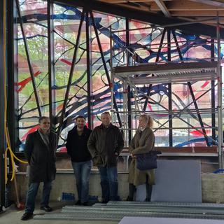 Le vitrail de l’Espace Maurice Zundel avec les architectes Giuseppe Peduto et Tanguy Margairaz, et les deux artistes Da [RTSReligion - Laurence Villoz]