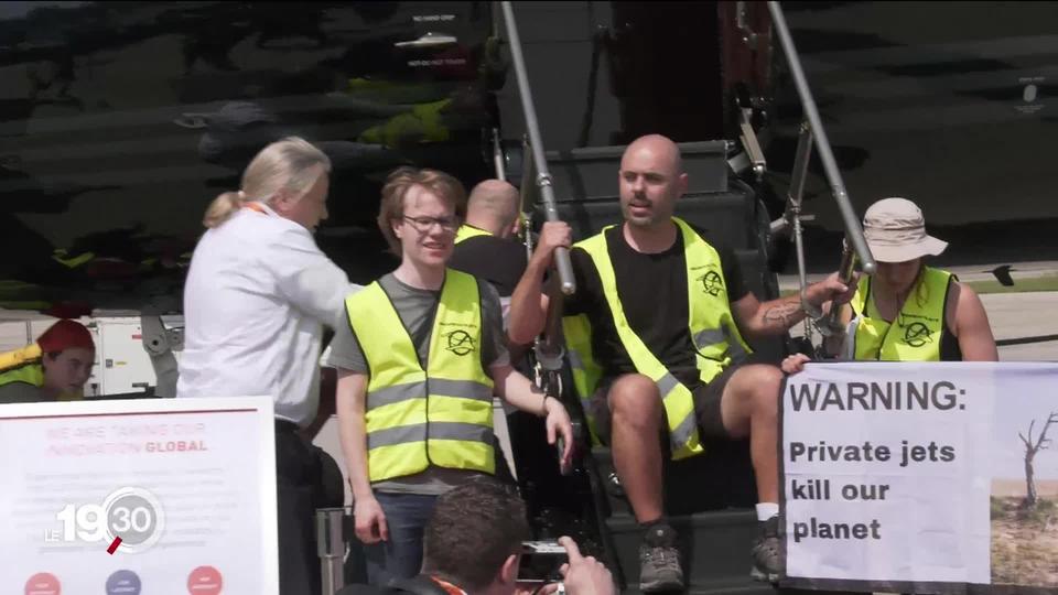 Des activistes du climat se sont menottés à des jets privés sur le tarmac de l’aéroport de Genève, interrompant momentanément le départ des vols