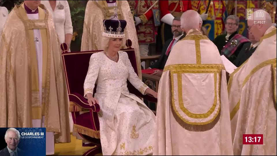 La reine consor Camilla est couronnée et monte sur le trônes aux côtés de Charles III.