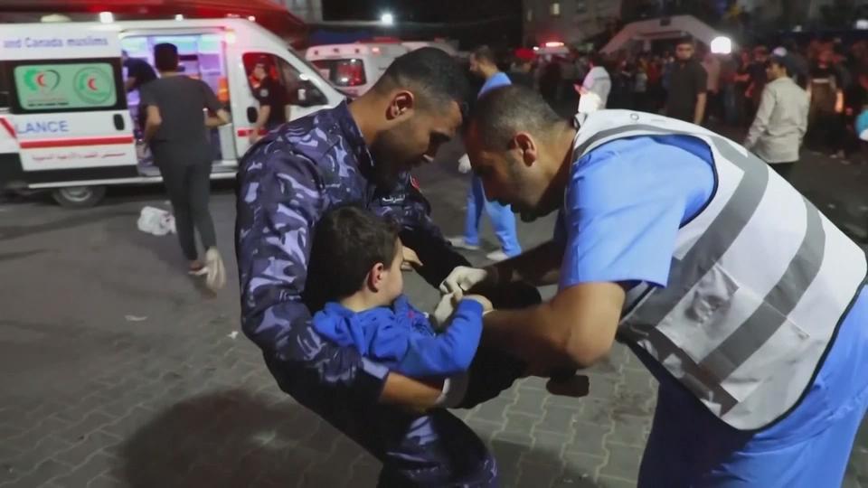 Des dizaines de blessés sont amenés aux urgences de l'hôpital Chifa à Gaza, après un bombardement