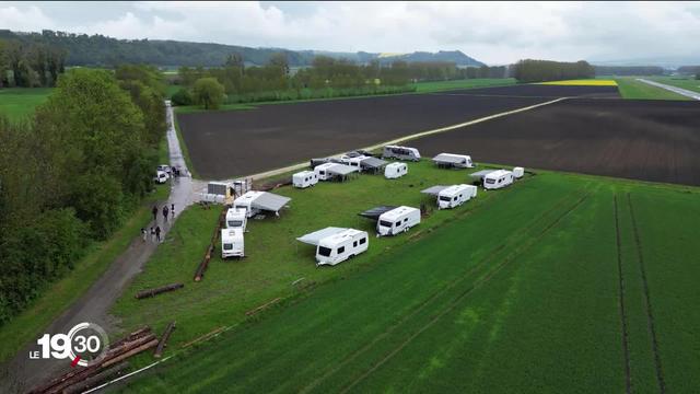 Le printemps marque le retour des gens du voyage en Suisse. À Yverdon-les-Bains (VD), on veut simplifier l’accès aux espaces dédiés à ces communautés