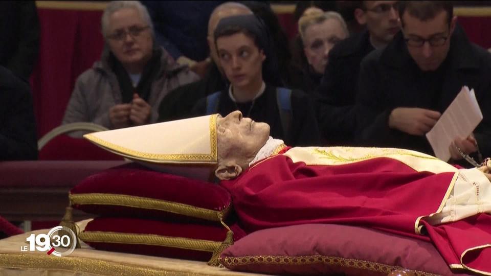 Les images de la dépouille du pape Benoît XVI sur son lit de mort ont créé un certain malaise