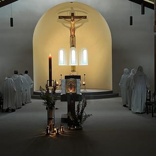 Des moines et moniales de Bose dans leur chapelle [RTSreligion - Gabrielle Desarzens]