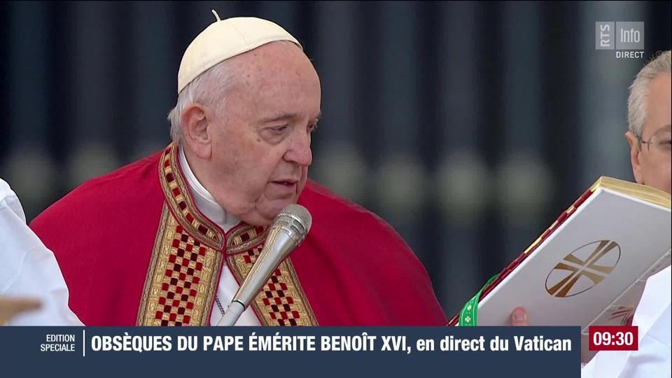 Début des funérailles de Benoît XVI présidées par le pape François