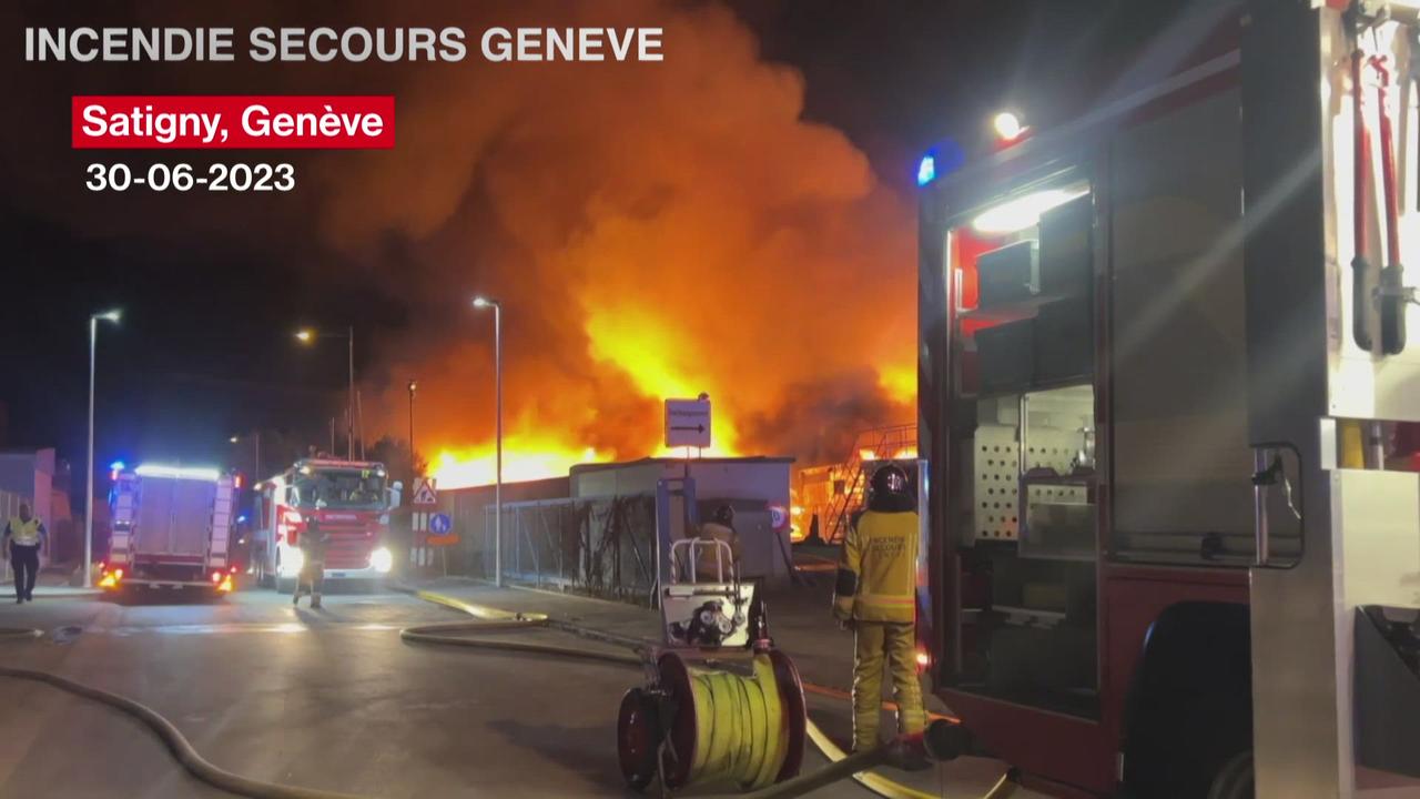 Un centre de stockage de déchets en feu à Satigny, dans le canton de Genève