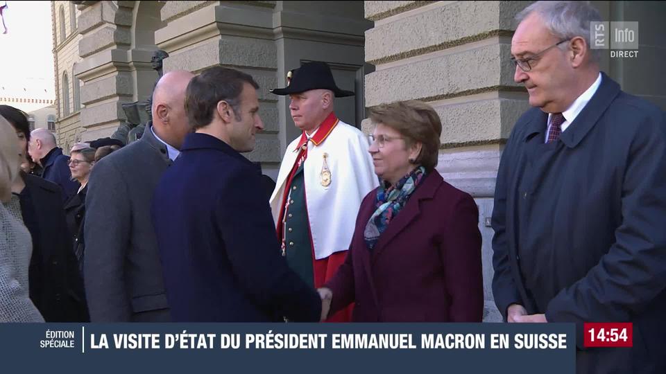 Emmanuel Macron salue les membres du Conseil fédéral