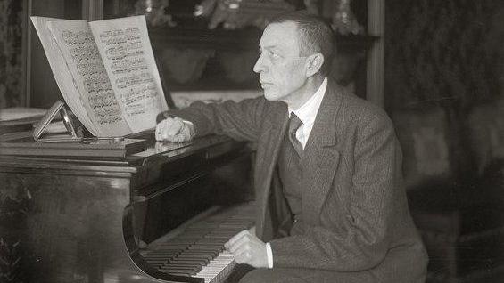 Rachmaninoff_-_Steinway_grand_piano [Bibliothèque du Congrès des États-Unis - Domaine publique - Unnamed photographer for Bain News Service.]