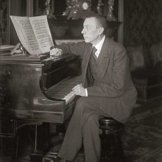 Rachmaninoff_-_Steinway_grand_piano [Bibliothèque du Congrès des États-Unis - Domaine publique - Unnamed photographer for Bain News Service.]