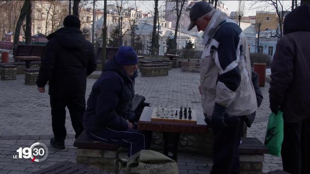 L’Ukraine a réussi à repousser les troupes russes loin de Kiev, mais la guerre reste bien présente dans la vie quotidienne.