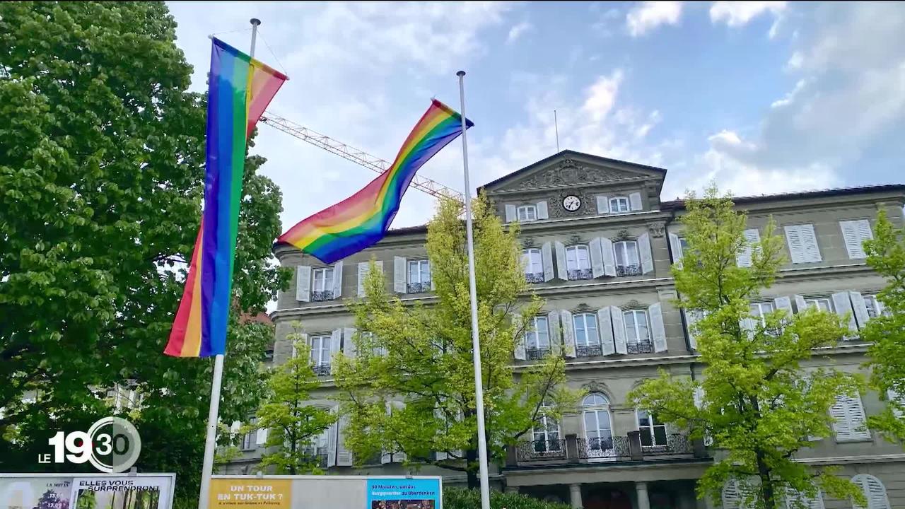 Des drapeaux arc-en-ciel ont été brûlés la semaine dernière à Fribourg lors de la journée contre l'homophobie.