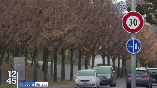 A Fribourg, le Grand Conseil a voté hier soir contre l’extension du 30km-h sur les routes cantonales.
