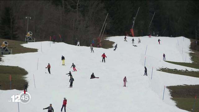 Le manque de neige dans les stations de ski est tourné en dérision sur les réseaux sociaux