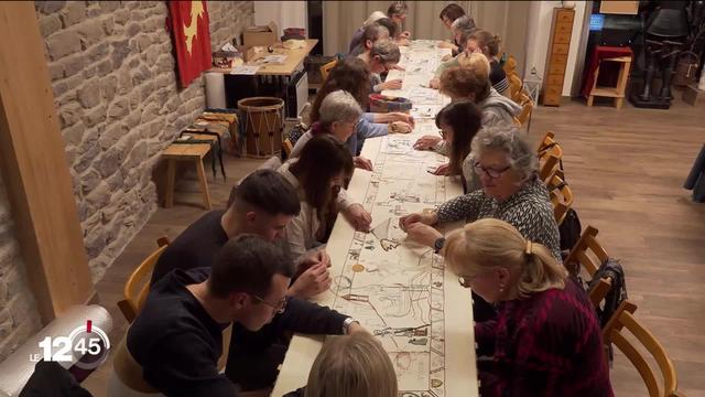 Un groupe d’habitants de Saillon (VS) relève le défi de broder une tapisserie de 18 mètres de long