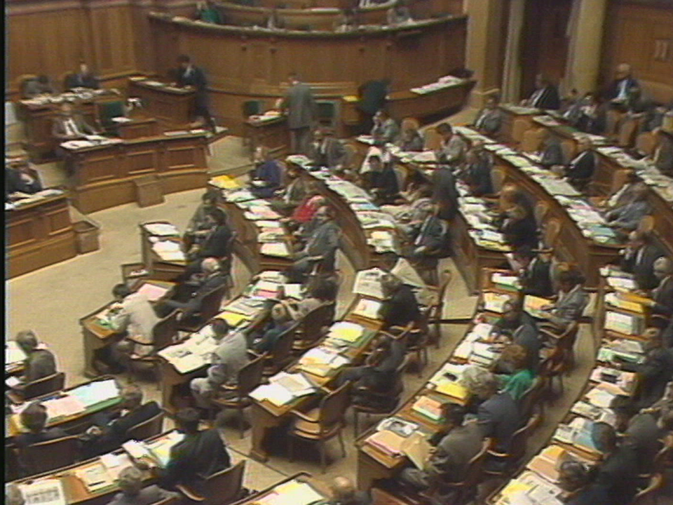 Débat au parlement sur la place d'armes de Rothenthurm