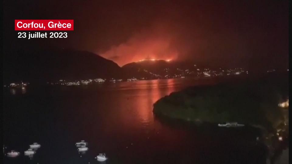 Près de 2500 personnes évacuées de l'île grecque de Corfou après un feu de forêt