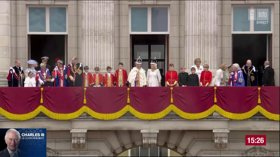 Le roi Charles III et la reine consor Camilla saluent la foule au balcon de Buckingham Palace.