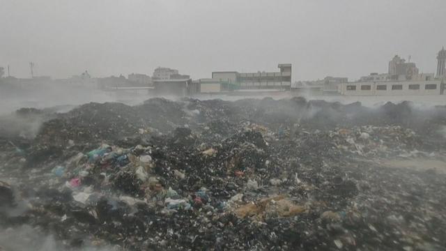 Des tonnes d'ordures fumantes au centre-ville de Gaza