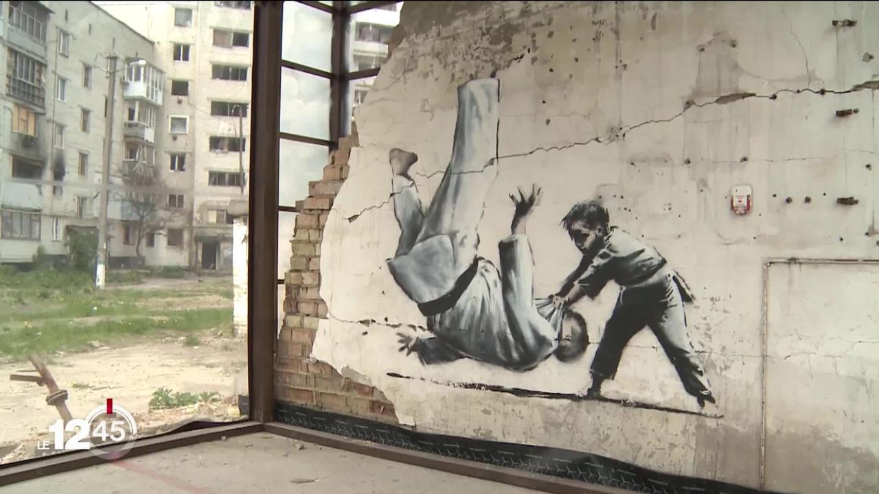 En Ukraine, l’artiste Banksy aurait signé plusieurs œuvres sur des ruines de guerre. Des œuvres soumises à rude épreuve.