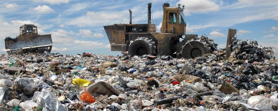 Montagne de déchets dans une décharge à ciel ouvert [Depositphotos - Sergioz]