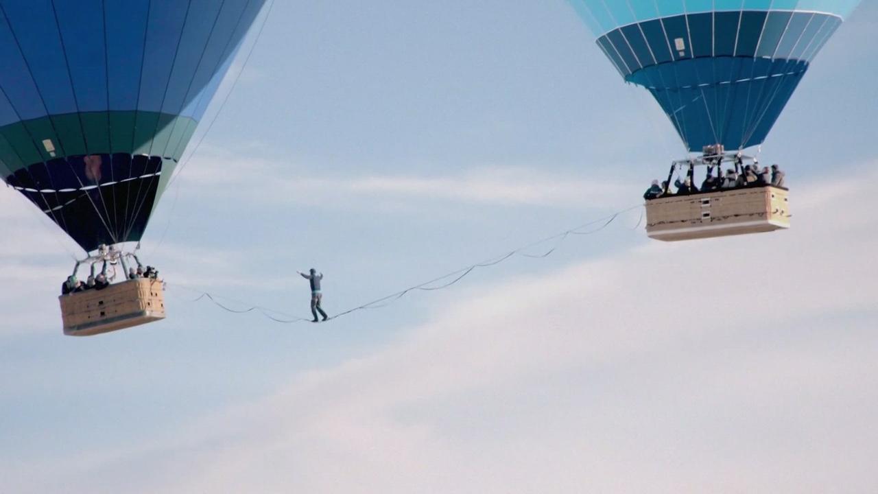 Deux Allemands battent un nouveau record de slackline à 2500 mètres d'altitude