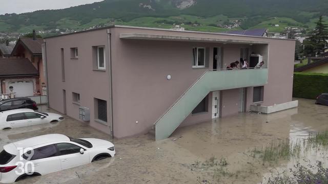 Les dégâts provoqués par le débordement du Rhône en Valais sont inestimables. Des centaines de personnes passeront ainsi la nuit dans un abri PC
