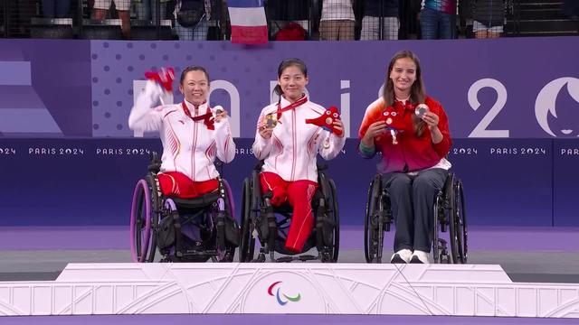 Paralympiques, badminton, petite finale simple dames: la remise de médailles d'Ilaria Renggli (SUI)