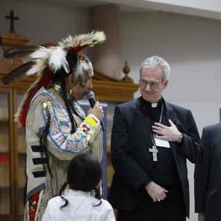 Jeffrey Papatie, Anicinabe de Lac-Simon, avec Mgr Christian Lépine et l'abbé Steve Lemay. [Mission chez nous - Pascal Huot]