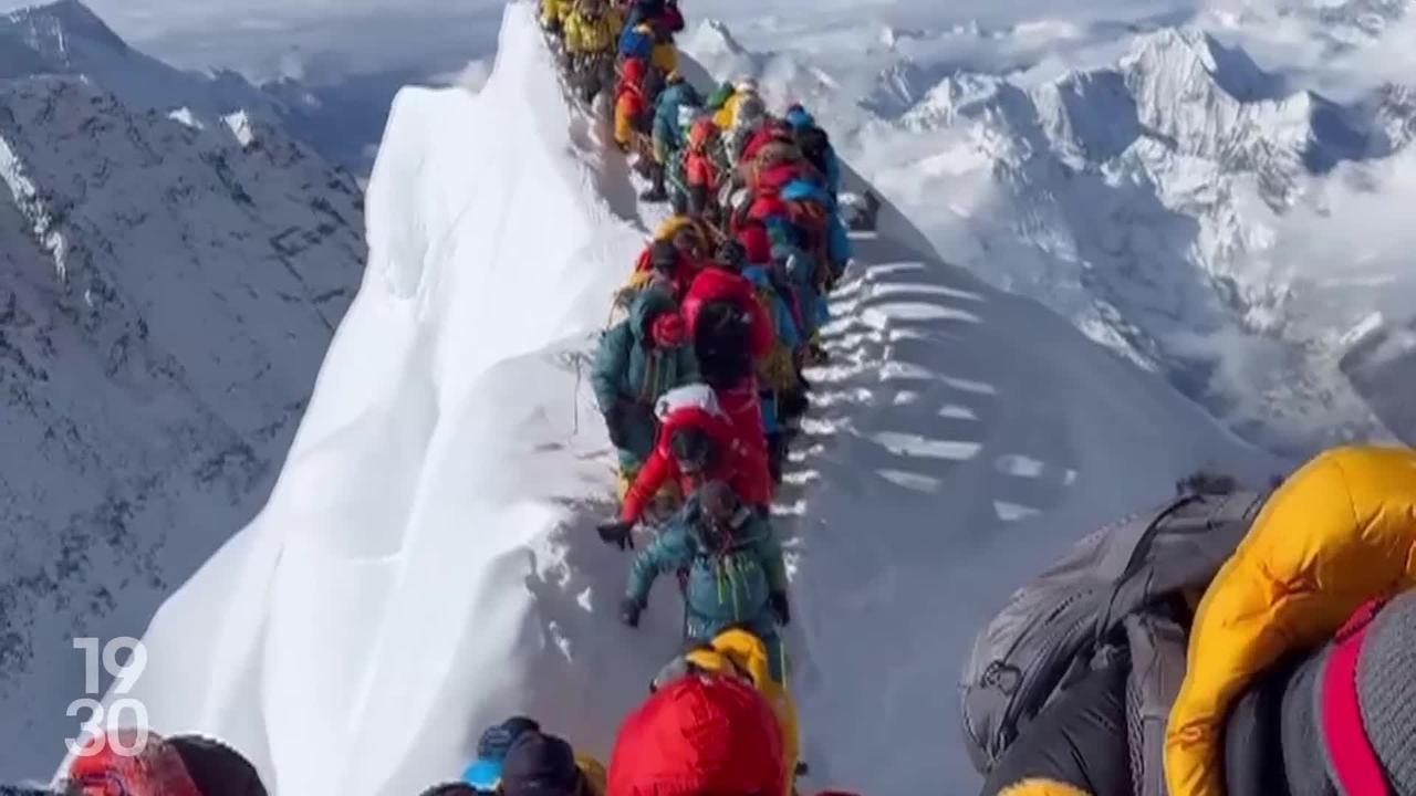 Scène surréaliste au sommet de l’Everest. Un embouteillage de 30 alpinistes s’est conclu par une chute mortelle