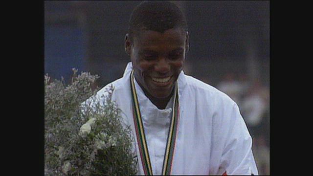 Athlétisme: Carl Lewis, l'athlète du siècle