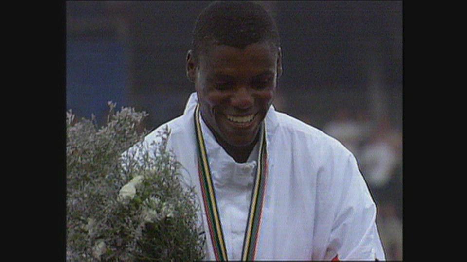 Athlétisme: Carl Lewis, l'athlète du siècle