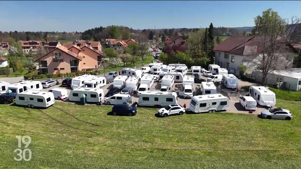 Le village de Morrens bloqué par les caravanes de gens du voyage. Le canton de Vaud peine à trouver des solutions