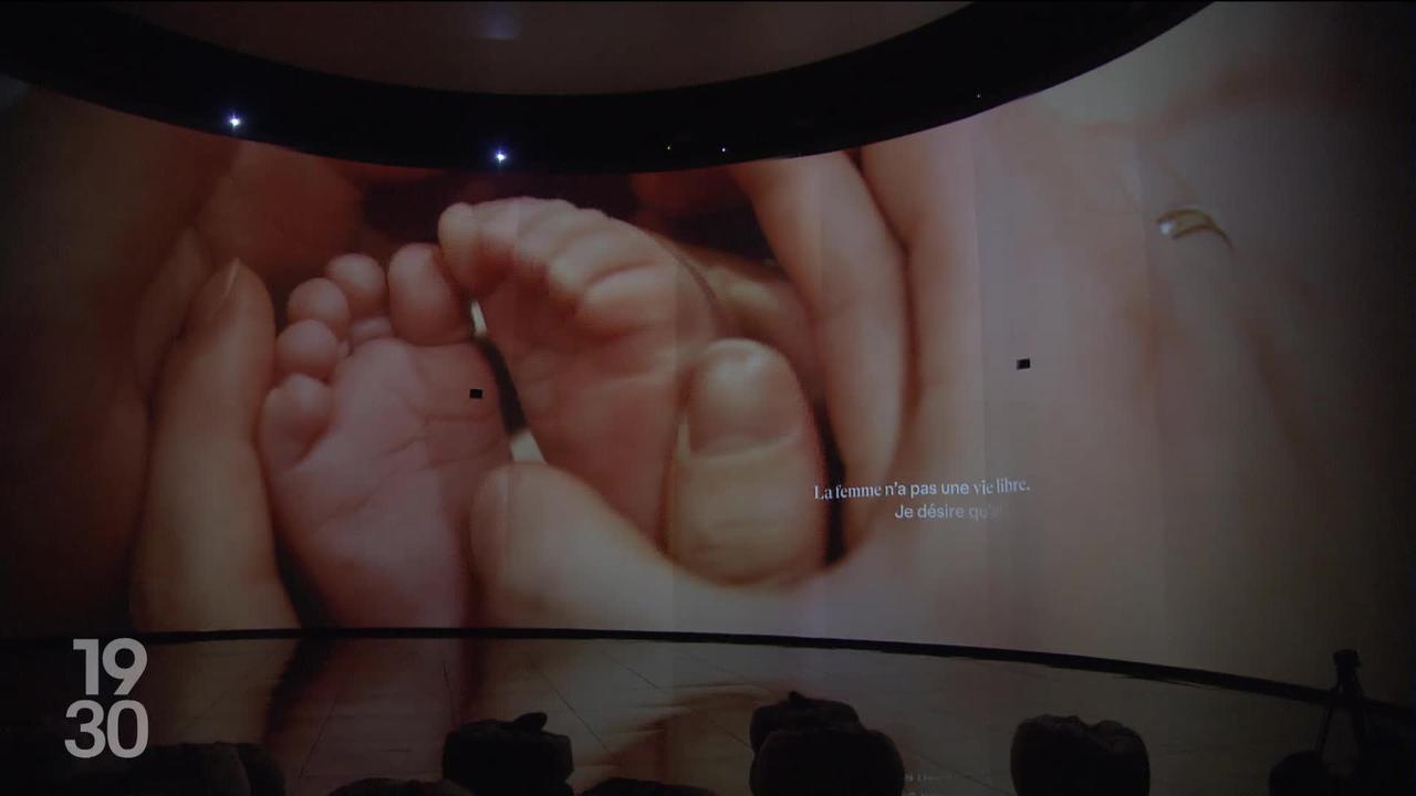 Chronique culturelle : avec "Mother-to-be ?", l’artiste Cee-Roo propose une expérience à 360 degrés sur sa vision de la maternité