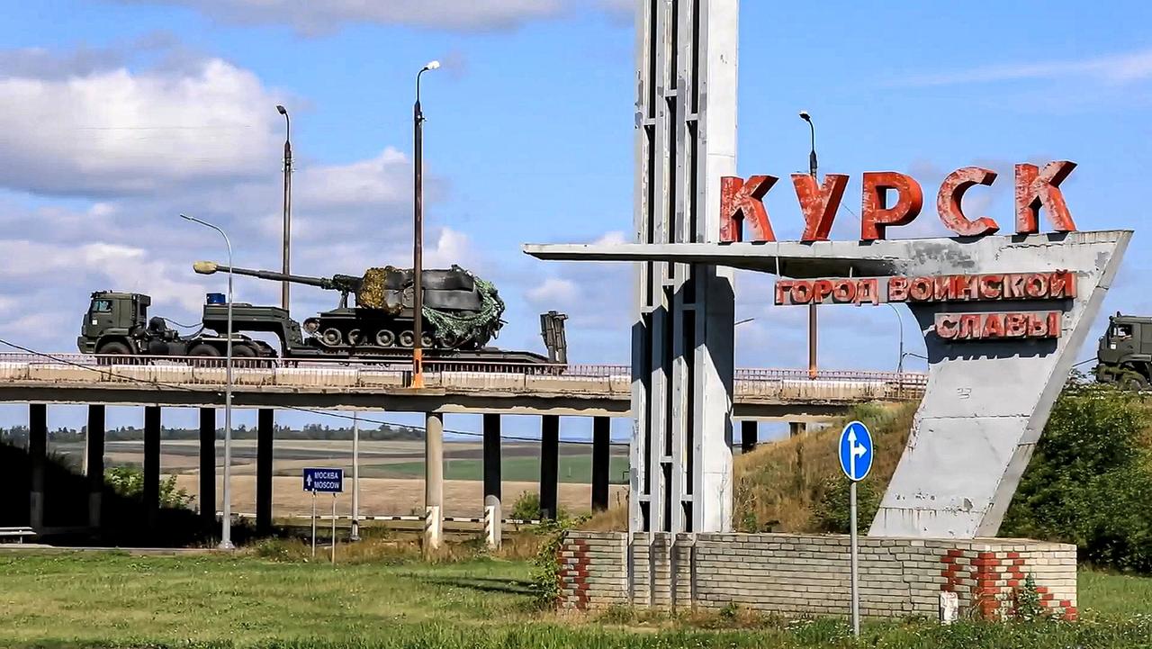 Une image tirée d'une vidéo diffusée vendredi 9 août par le ministère russe de la Défense montre un véhicule de l'armée russe dans la région de Koursk, frontalière de l'Ukraine. [Keystone - Russian Defense Ministry Press Service]