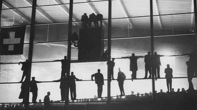 Spectateurs assistant à un match de hockey [Bibliothèque de Genève]