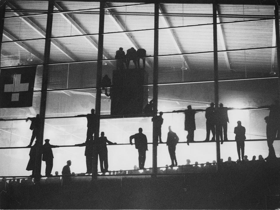 Spectateurs assistant à un match de hockey [Bibliothèque de Genève]