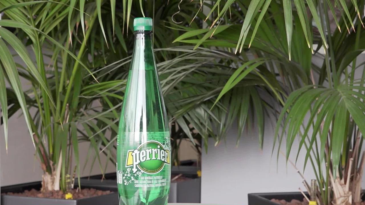 Perrier pourrait perdre son label "eau minérale naturelle" après la détection de micro-organismes dans ses produits (vidéo)