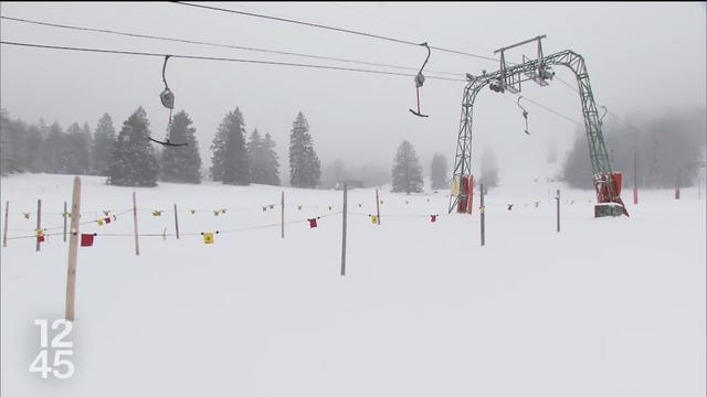 La neige est enfin tombée dans les stations de basse altitude, mais au dernier jour des vacances. Reportage aux Prés-d'Orvin (BE) et aux Paccots (FR)