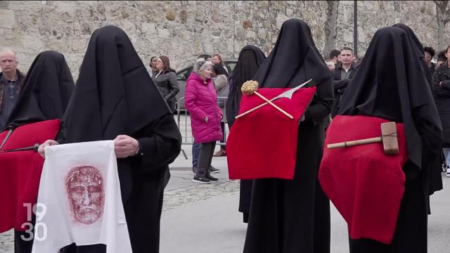 La tradition millénaire de la procession des Pleureuses à Romont attirent de nombreux touristes cette année encore