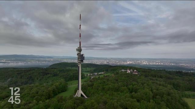 L'armée tire la prise de sa radio d'urgence