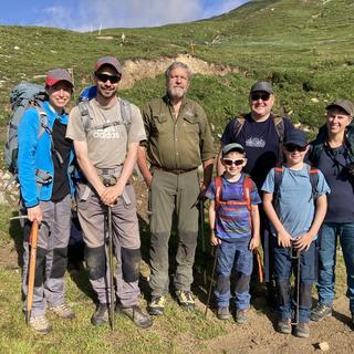 Le cristallier et guide de randonnée Rolf Gruber au milieu, et son groupe dans le Binntal. [RTS - Isabelle Fiaux]