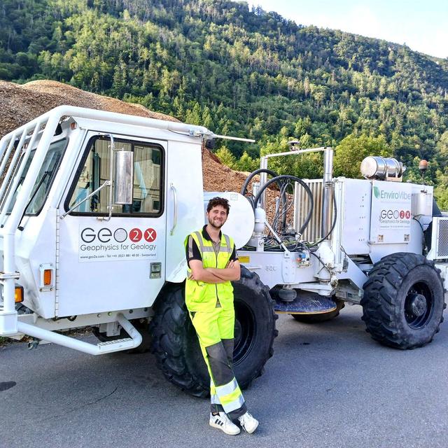 Alexis Neven, géophysiciste à Geo2X S.A. et son camion-vibreur. [RTS - Stéphane Gabioud]