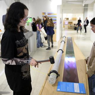 Des écolières découvrent l'exposition du centre pédagogique de prévention des séismes (CPPS). [Keystone - Laurent Gilliéron]