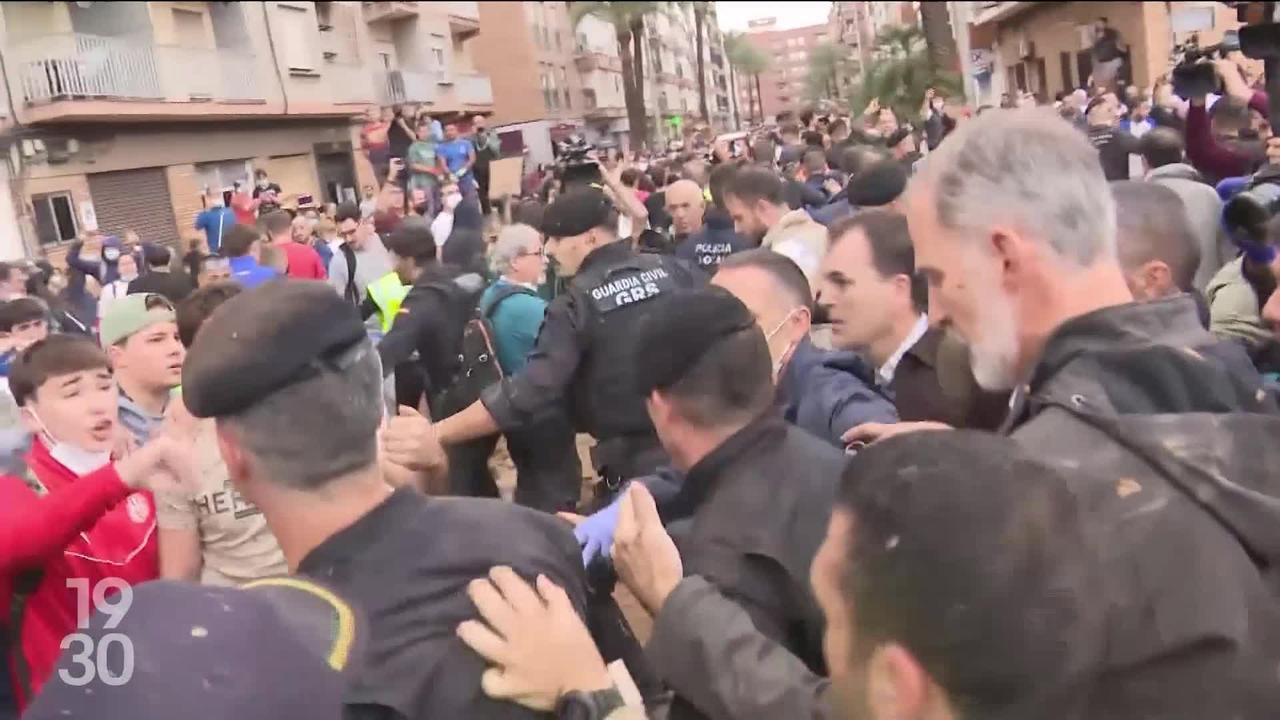 Une foule en colère jette de la boue au visage du roi d'Espagne dans une localité durement touchée par les intempéries